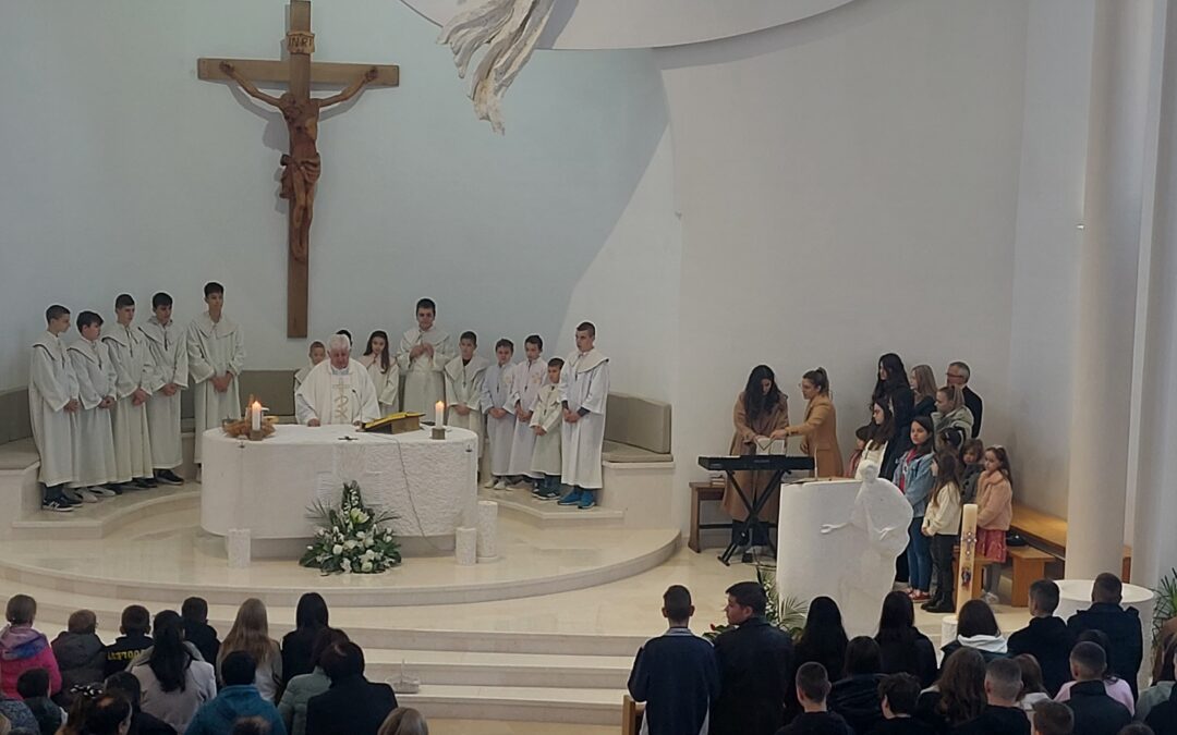 KRIST KRALJ: Prestavljanje krizmanika, prvopričesnika i blagoslov križa